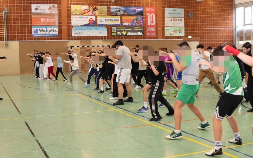 Training in der Schulsporthalle