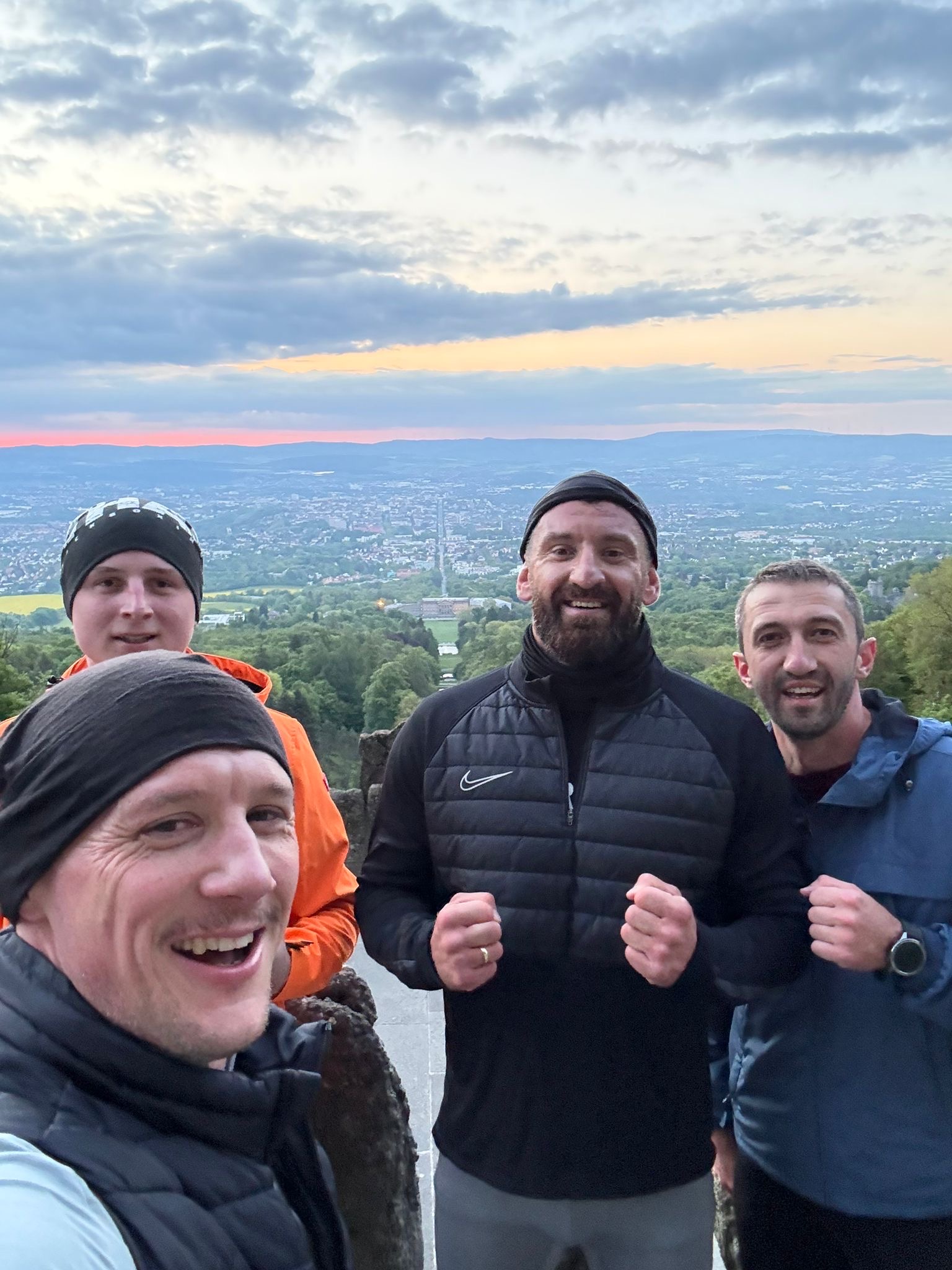 Der Fünf-Uhr-Club am Herkules in Kassel, kurz vor Sonnenaufgang