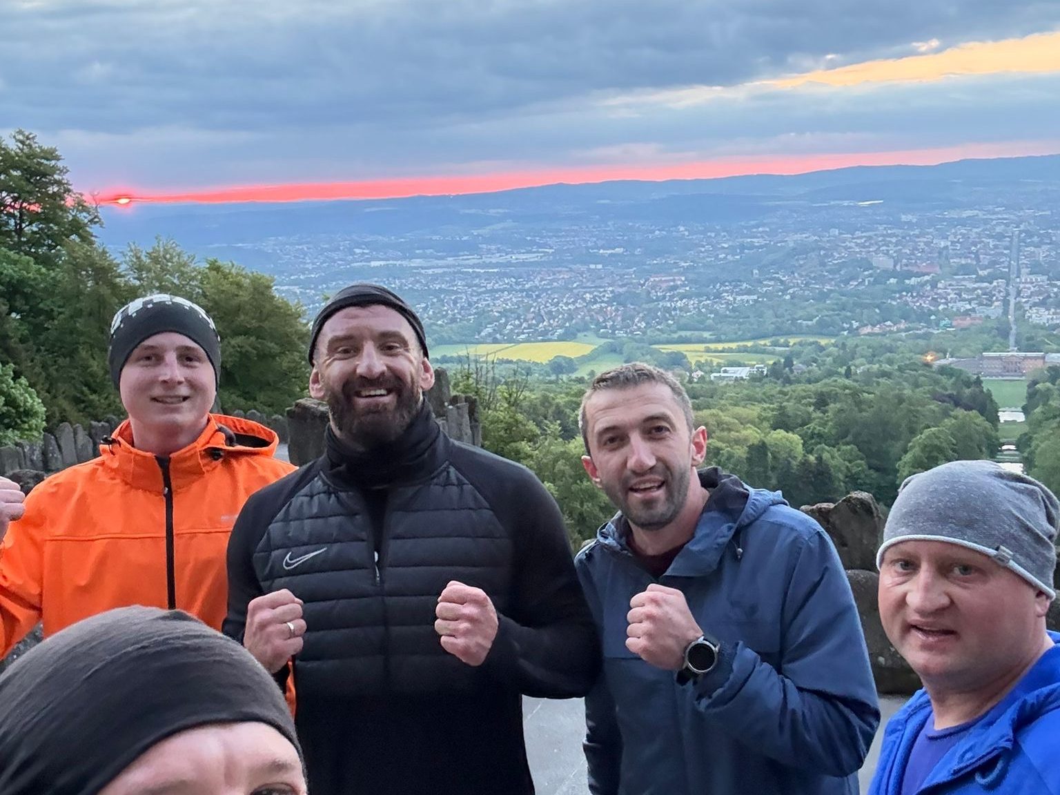 Fight Fit Gruppe am Herkules in Kassel bei Sonnenaufgang