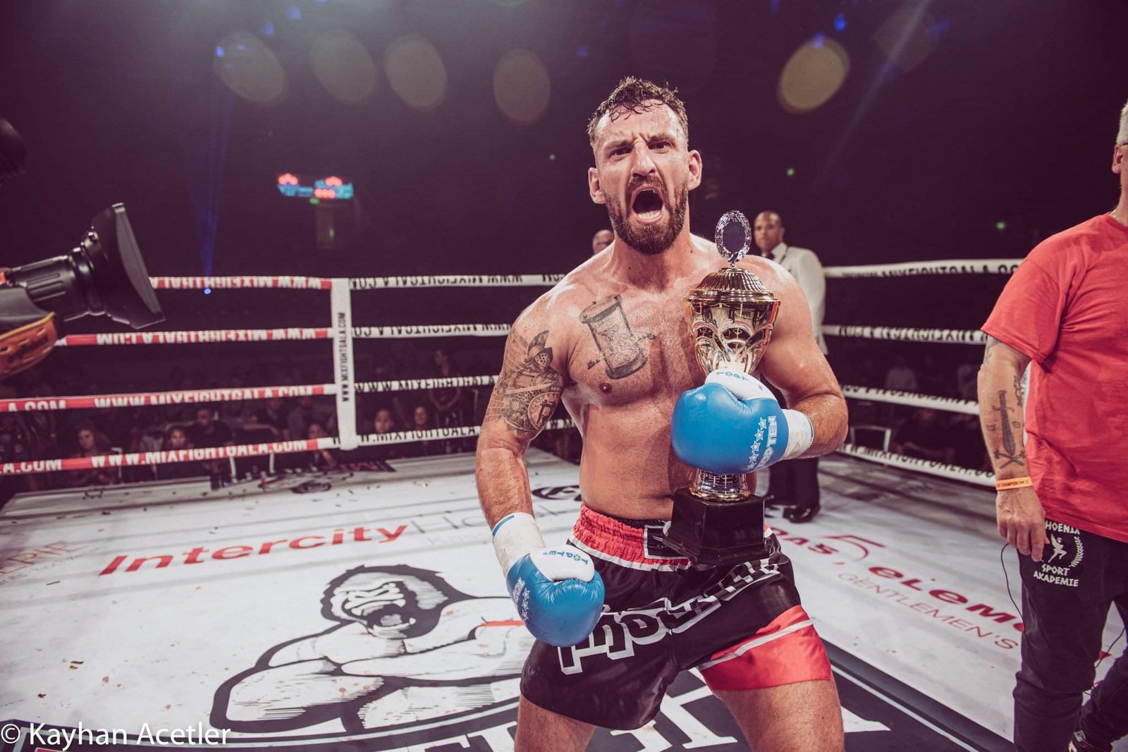 Sergiu Pintye jubelt im Ring nach dem Sieg